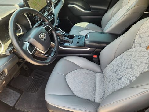 Used 2023 Toyota Highlander Bronze Edition FWD image 15