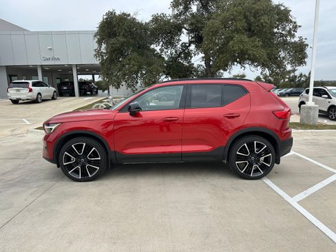 Certified 2024 Volvo XC40 B5 Ultimate w/ Protection Package Premier image 3