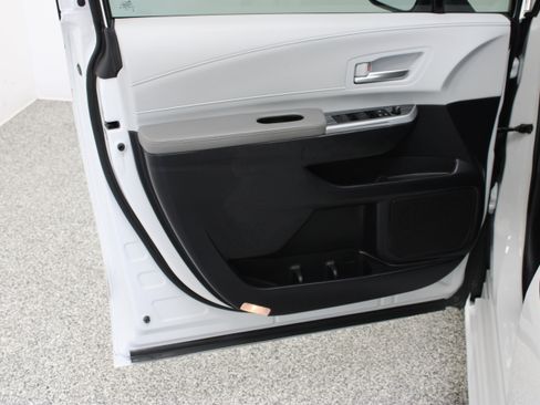 Used 2025 Toyota Sienna XLE FWD image 12
