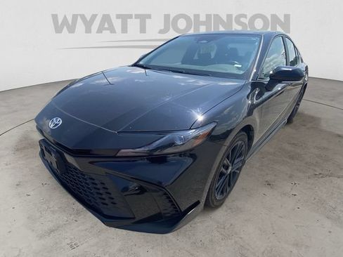 Used 2025 Toyota Camry SE FWD image 1