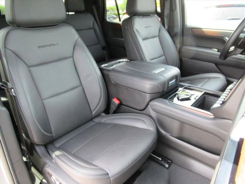 Used 2025 GMC Yukon Denali AWD/4WD image 7