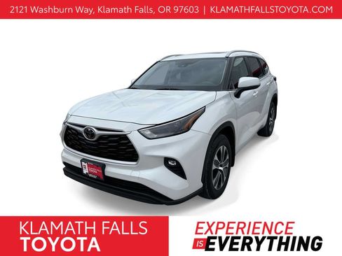 Used 2023 Toyota Highlander XLE AWD/4WD image 1