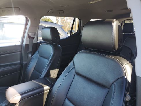 Used 2023 GMC Acadia SLT image 17