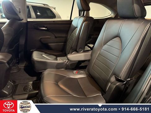 Used 2023 Toyota Highlander XLE AWD/4WD image 16