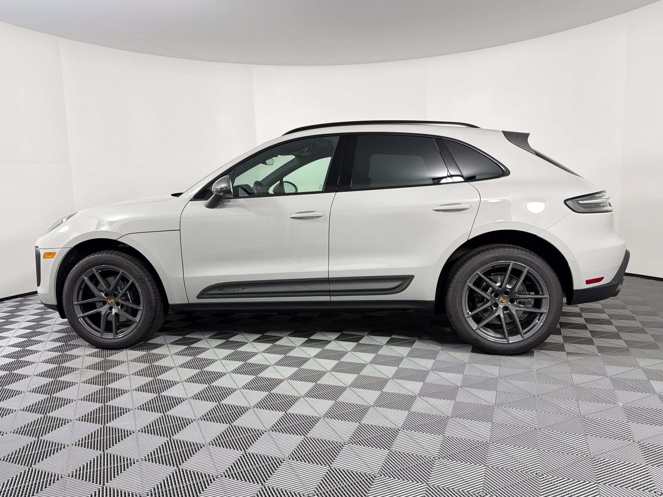 Certified 2026 Porsche Macan Turbo AWD/4WD image 2