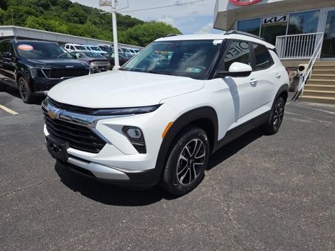 Used 2025 Chevrolet TrailBlazer LT AWD/4WD image 3