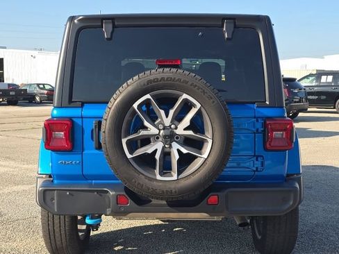 Used 2024 Jeep Wrangler Unlimited w/ Convenience Group AWD/4WD image 4