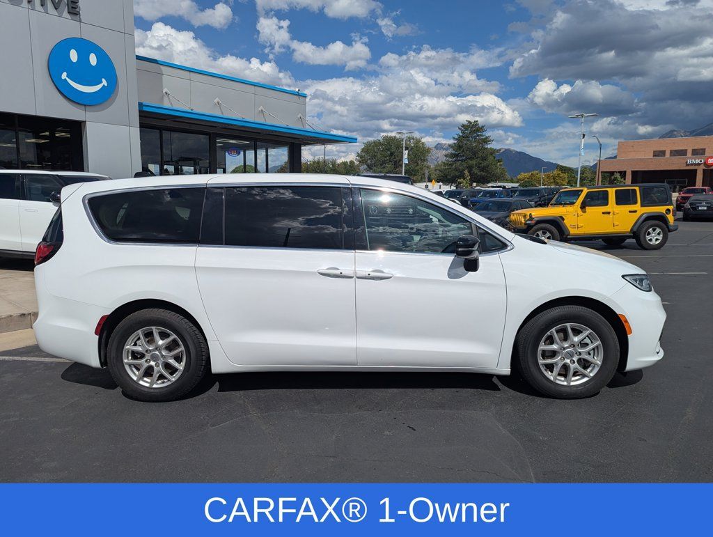 Used 2024 Chrysler Pacifica Touring-L FWD image 2