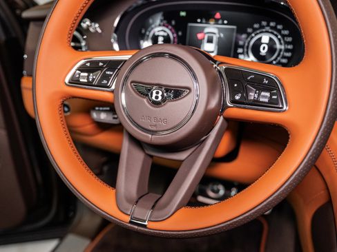 Used 2025 Bentley Bentayga image 54