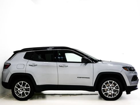 Used 2025 Jeep Compass Limited AWD/4WD image 4