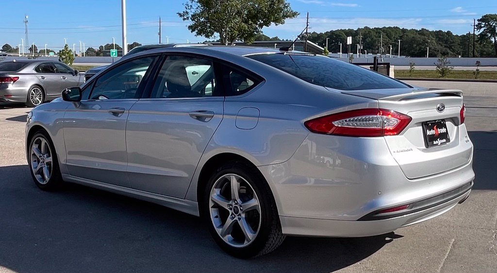 Used 2014 Ford Fusion SE FWD image 4