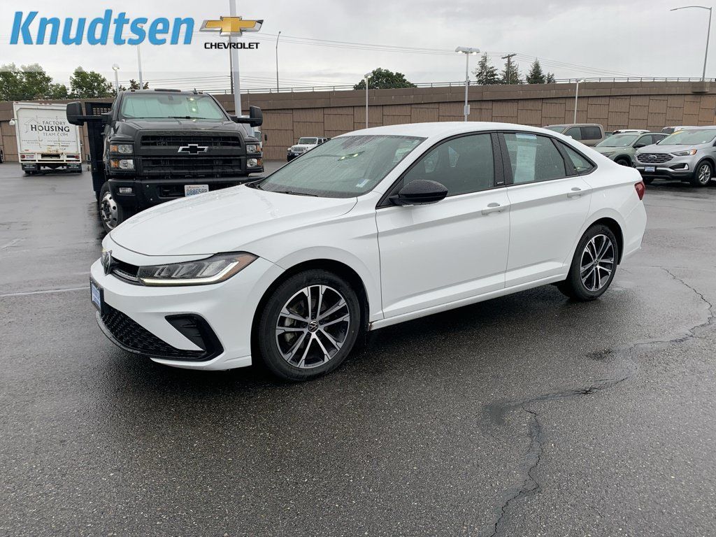 Used 2025 Volkswagen Jetta Sport FWD image 3