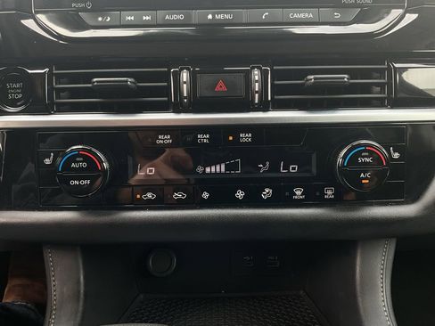 Used 2025 Nissan Pathfinder SV FWD image 27