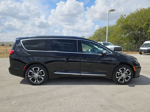 New 2026 Chrysler Pacifica Pinnacle image 2