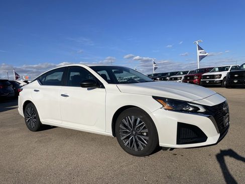 Used 2024 Nissan Altima 2.5 SV image 2