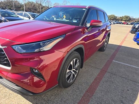 Used 2023 Toyota Highlander XLE image 1