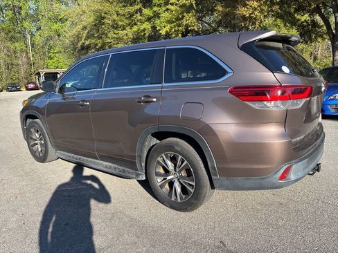 Used 2017 Toyota Highlander LE image 19