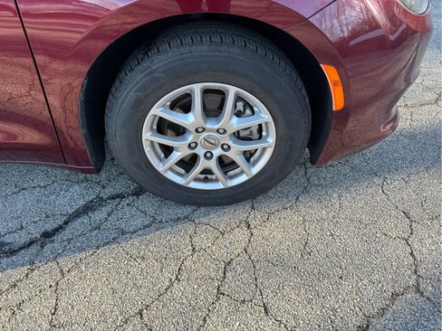 Used 2023 Chrysler Voyager LX image 9