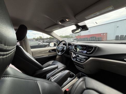 Used 2023 Chrysler Pacifica Touring-L FWD image 9