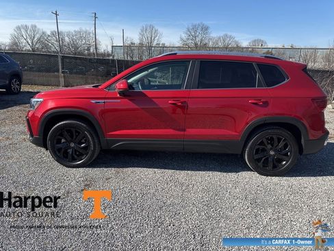 Used 2022 Volkswagen Taos SE w/ Panoramic Sunroof Package image 2