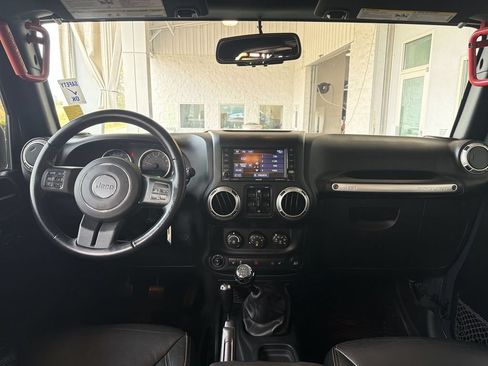 Used 2018 Jeep Wrangler Unlimited Sahara w/ Connectivity Group AWD/4WD image 18