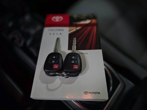 Used 2019 Toyota Tacoma SR5 image 39