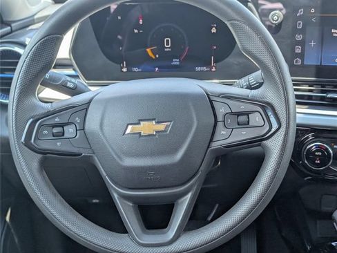 Used 2025 Chevrolet Trax LT FWD image 17