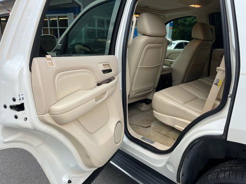 Used 2007 Cadillac Escalade AWD w/ Climate Package image 20