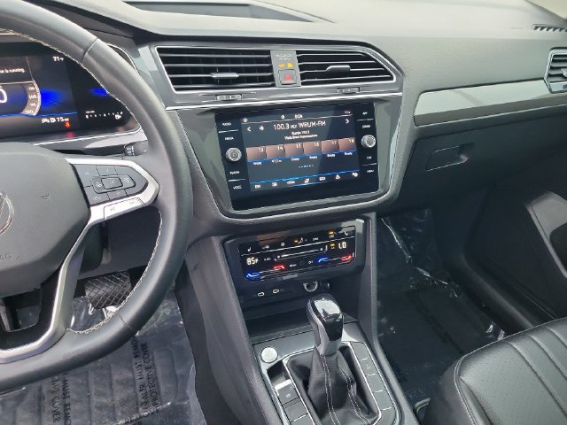 Used 2024 Volkswagen Tiguan SE w/ Panoramic Sunroof Package FWD image 24