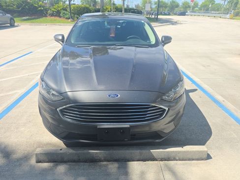 Used 2019 Ford Fusion SE FWD image 2