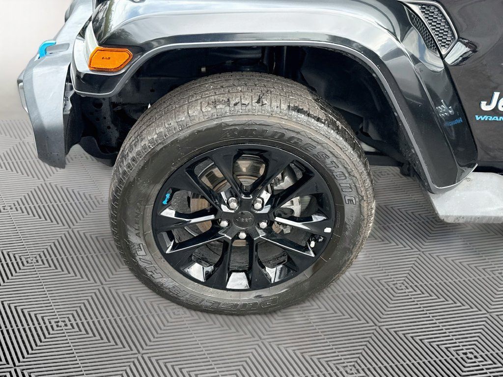Used 2023 Jeep Wrangler Unlimited Sahara AWD/4WD image 35