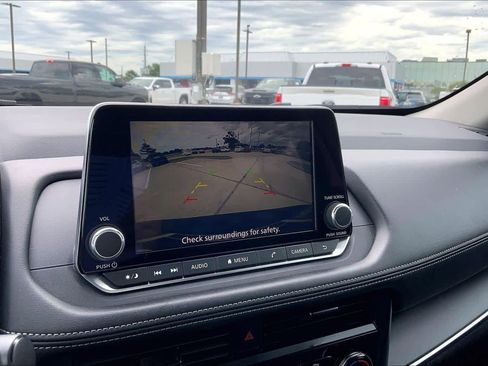 Used 2024 Nissan Rogue S FWD image 27