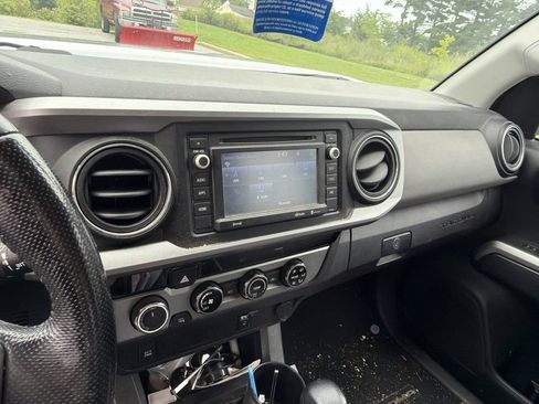 Used 2016 Toyota Tacoma SR5 w/ SR5 Appearance Package (SN) AWD/4WD image 11
