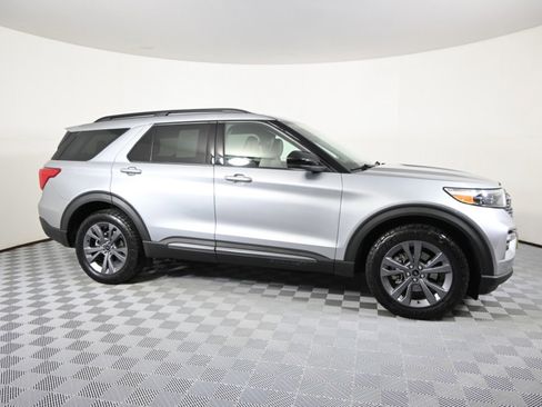 Used 2022 Ford Explorer XLT w/ Equipment Group 202A image 8