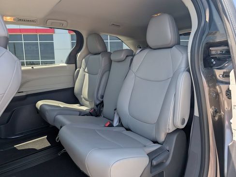 Used 2024 Toyota Sienna XLE FWD image 31