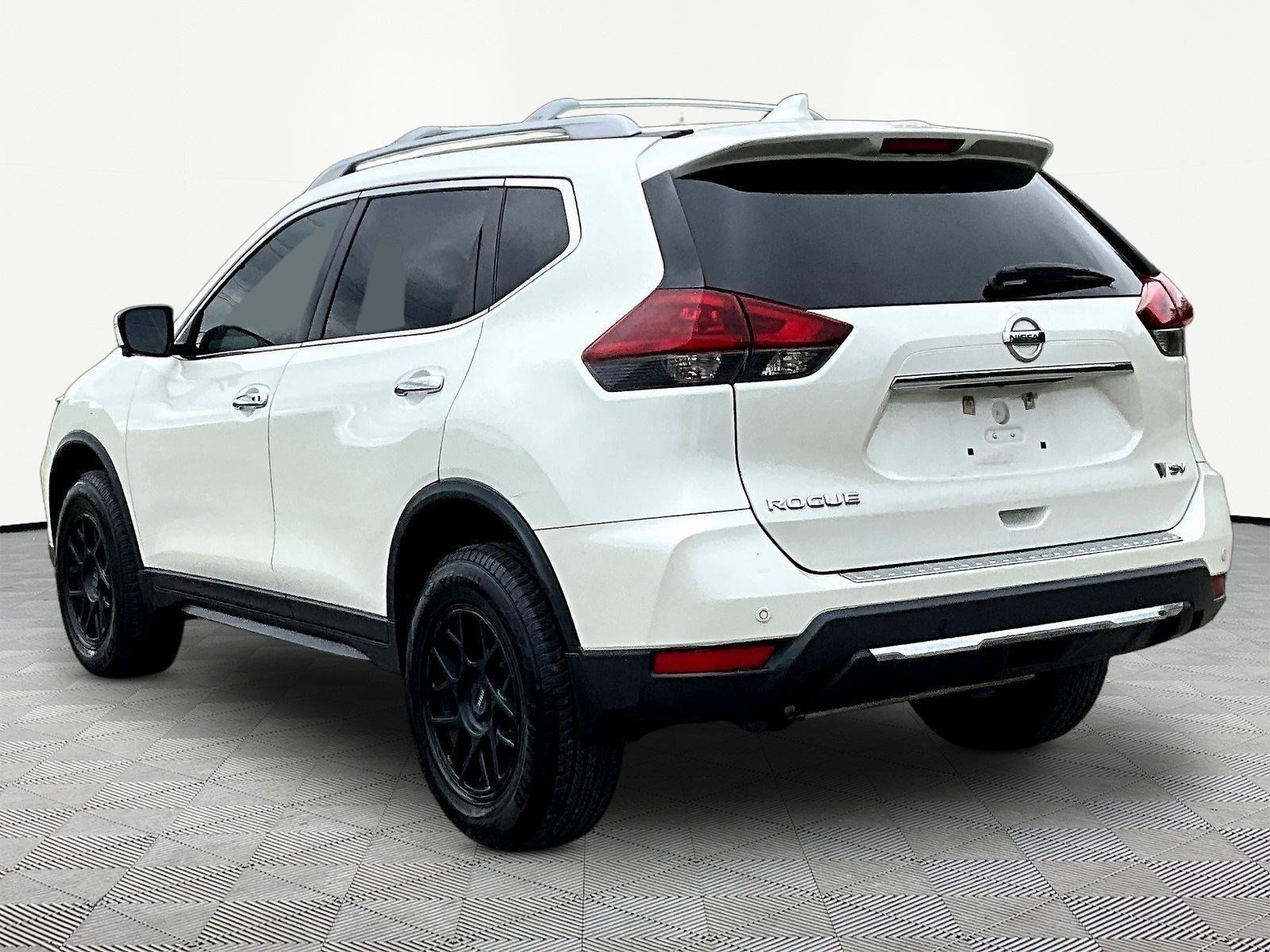 Used 2019 Nissan Rogue SV w/ Premium Package FWD image 11