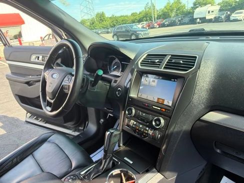 Used 2017 Ford Explorer XLT w/ Equipment Group 202A AWD/4WD image 26
