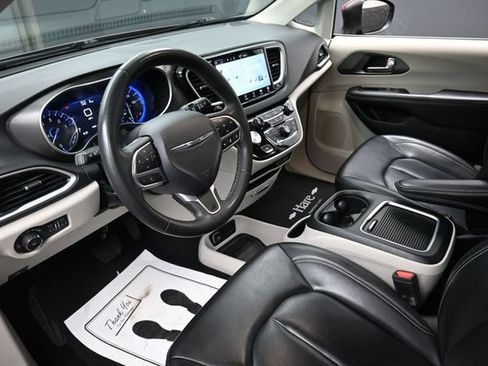 Used 2023 Chrysler Pacifica Touring-L FWD image 19