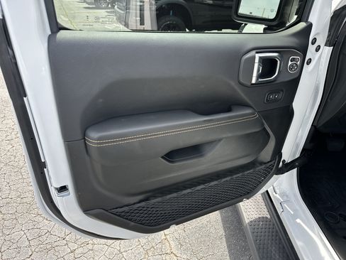 Used 2026 Jeep Wrangler Unlimited Sahara AWD/4WD image 12