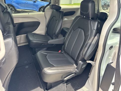 Used 2023 Chrysler Pacifica Touring-L AWD/4WD image 8