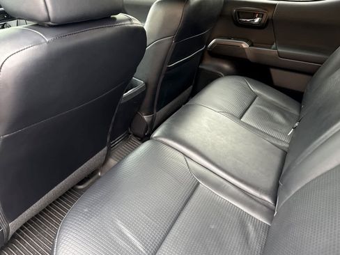 Used 2019 Toyota Tacoma TRD Sport image 11