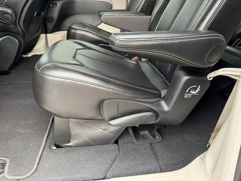 Used 2024 Chrysler Pacifica Touring-L FWD image 33