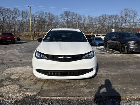 New 2026 Chrysler Voyager LX image 3