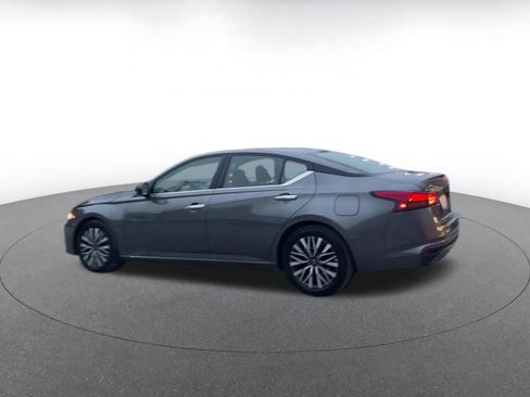 Used 2025 Nissan Altima 2.5 SV image 10
