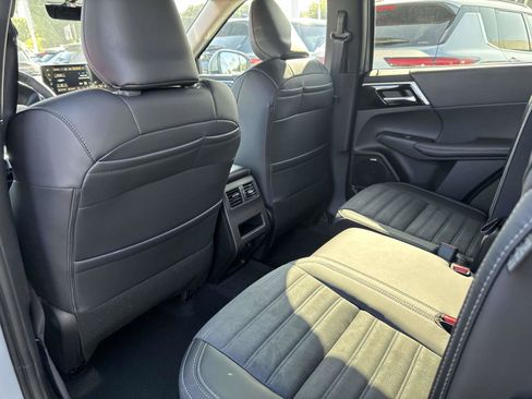 New 2025 Mitsubishi Outlander SE image 11