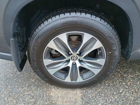 Used 2023 Toyota Highlander XLE AWD/4WD image 11