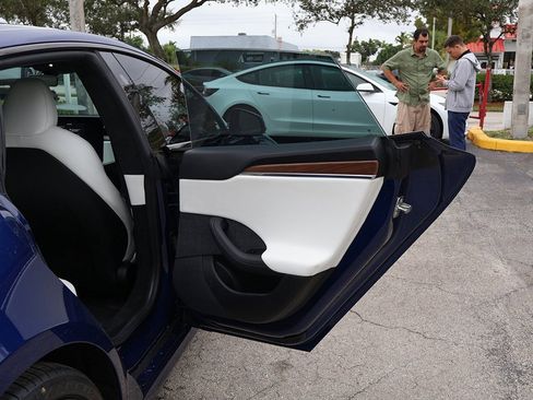 Used 2022 Tesla Model S image 27