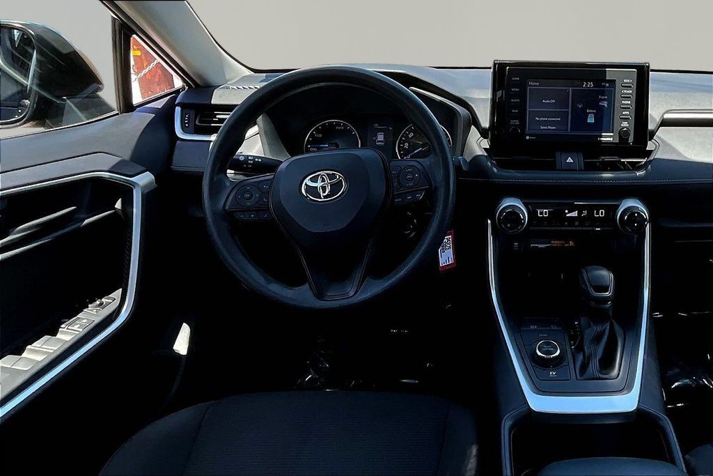 Used 2022 Toyota RAV4 LE AWD/4WD image 8