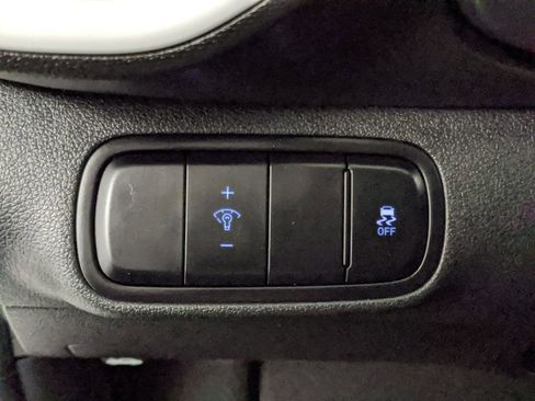 Used 2024 Hyundai Venue Limited image 14