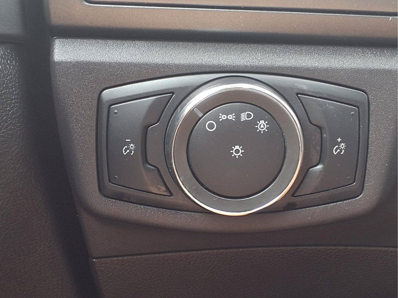 Used 2015 Ford Fusion SE FWD image 25